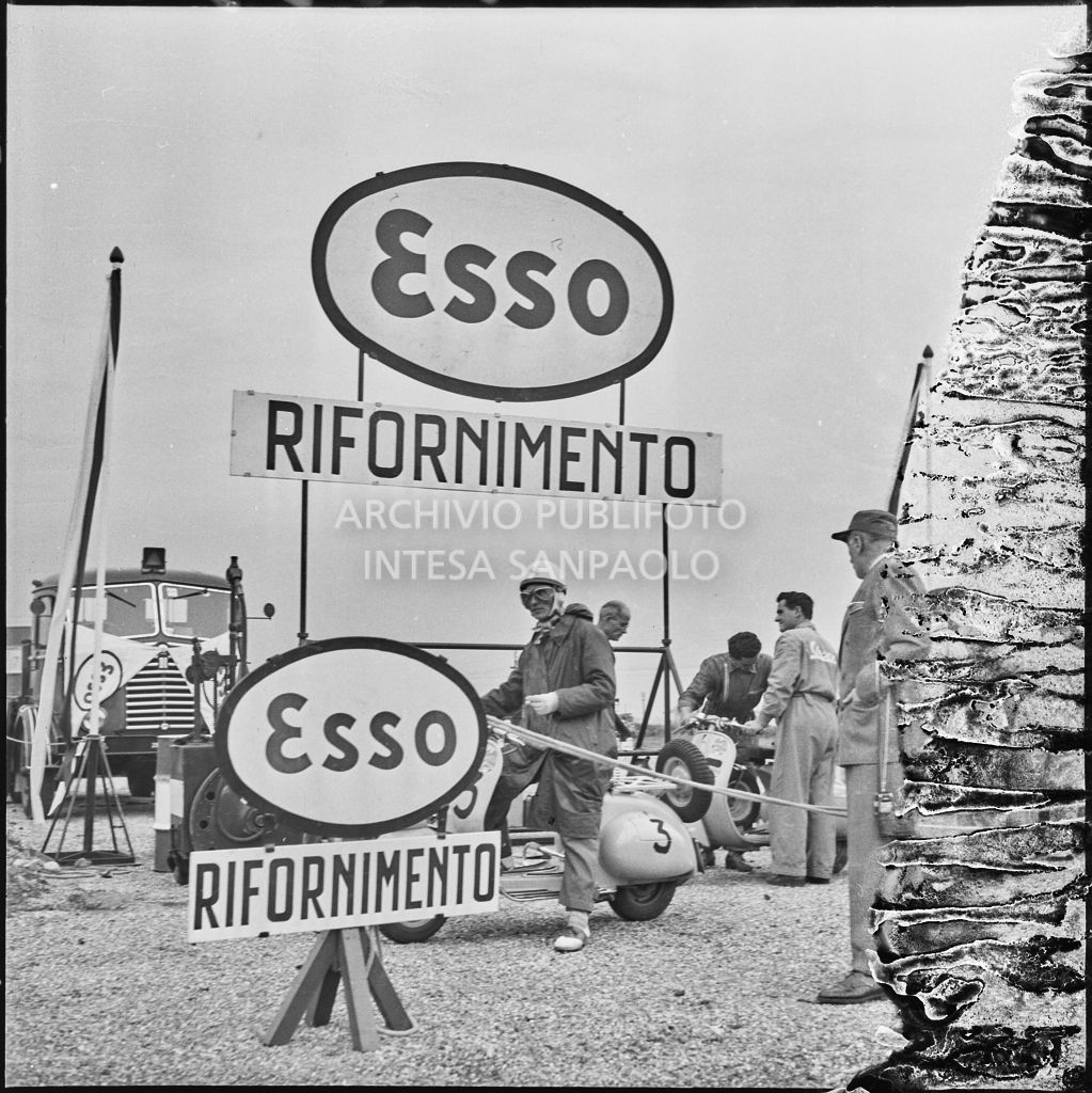 Rifornimento e pausa dalla competizione sportiva 1000 Km Vespistica del 1954<br>216550