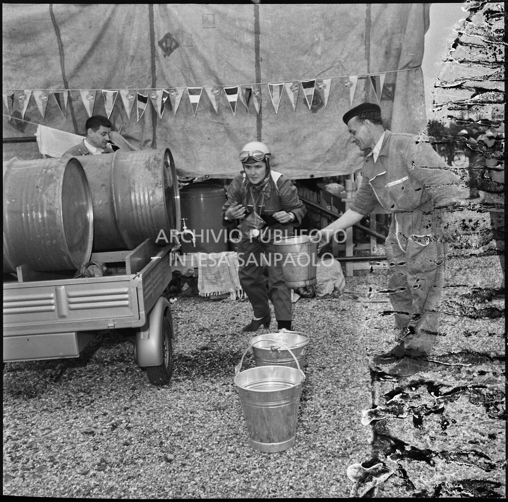 Una concorrente del Vespa Club di Mestre (numero di gara 7) in un momento di pausa dalla competizione sportiva 1000 Km Vespistica del 1954<br>216552