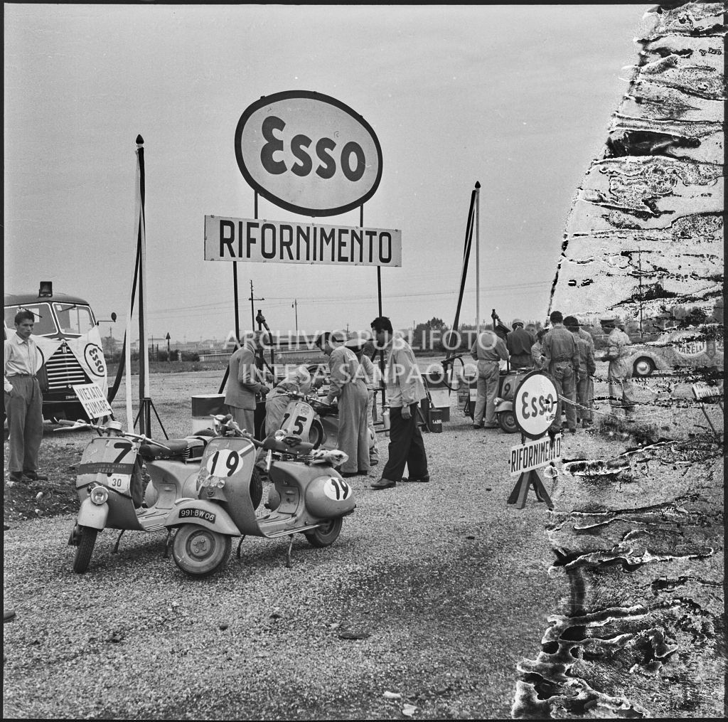 Rifornimento e pausa dalla competizione sportiva 1000 Km Vespistica del 1954<br>216553