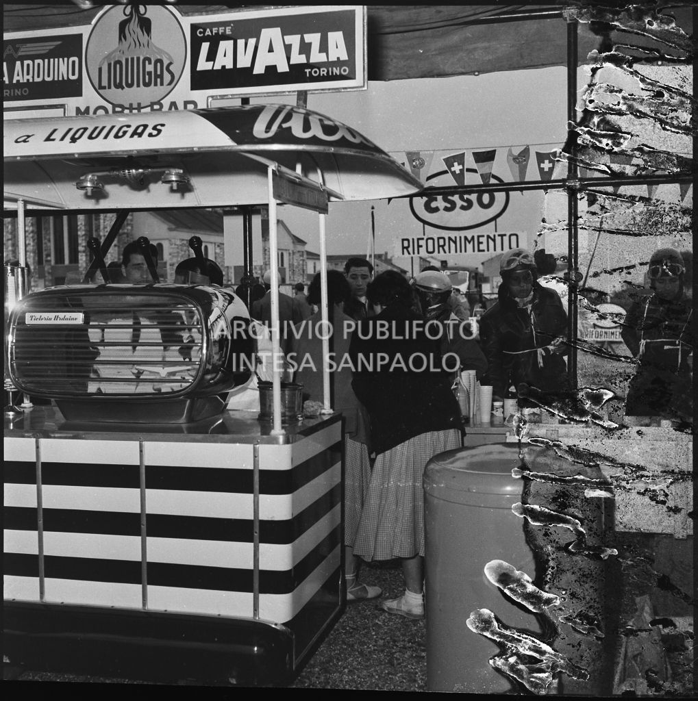 Punto ristoro per i concorrenti della competizione sportiva 1000 Km Vespistica del 1954<br>216555