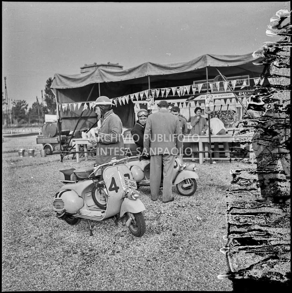 Momento di pausa dalla competizione sportiva 1000 Km Vespistica del 1954<br>216557