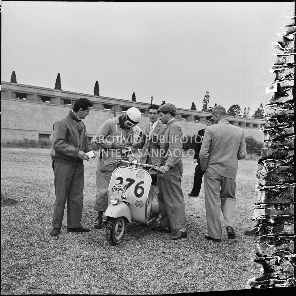 Un concorrente (numero di gara 276) durante una pausa dalla competizione sportiva 1000 Km Vespistica del 1954<br>216558