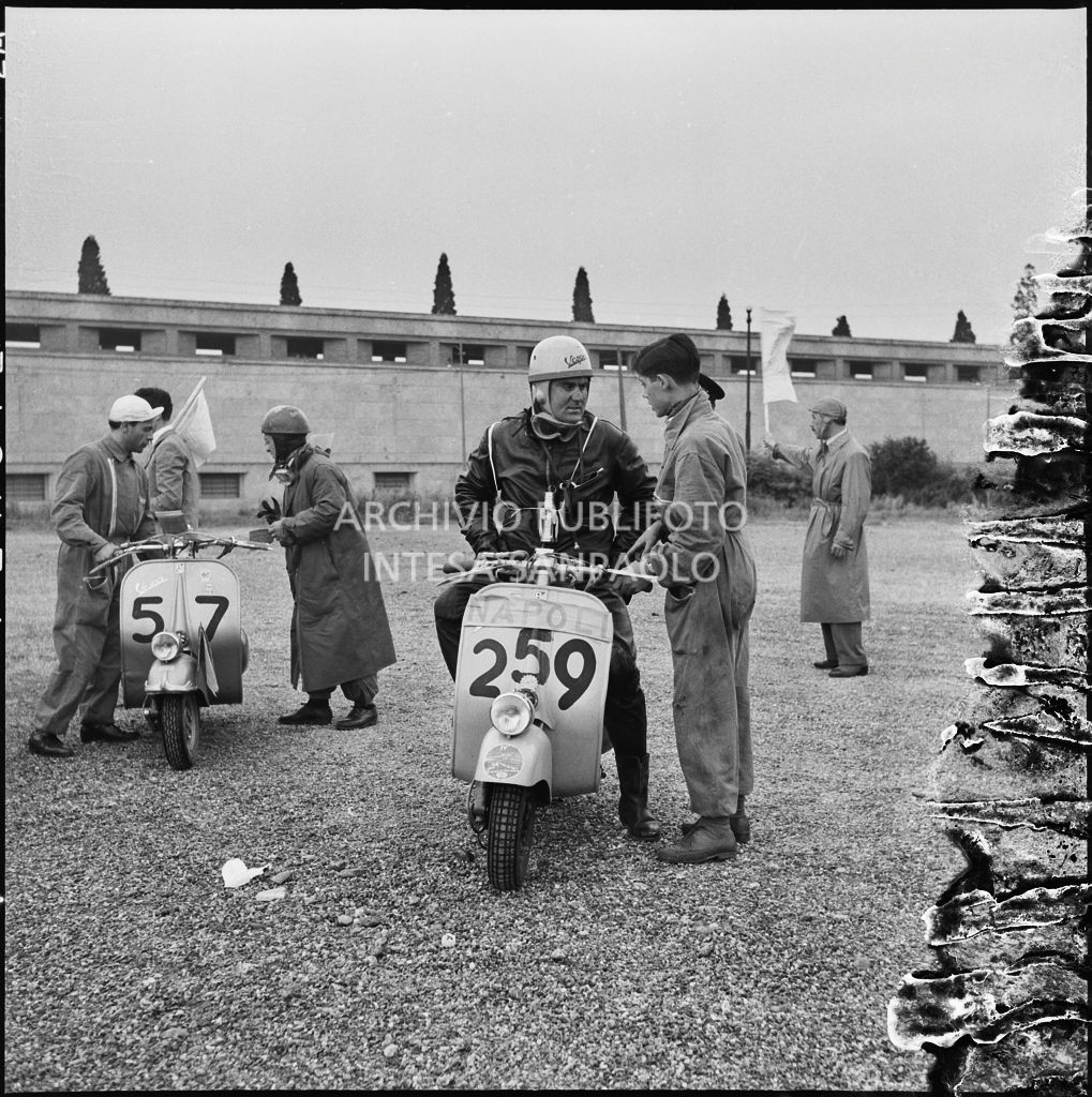 Un concorrente (numero di gara 259) durante una pausa dalla competizione sportiva 1000 Km Vespistica del 1954<br>216559