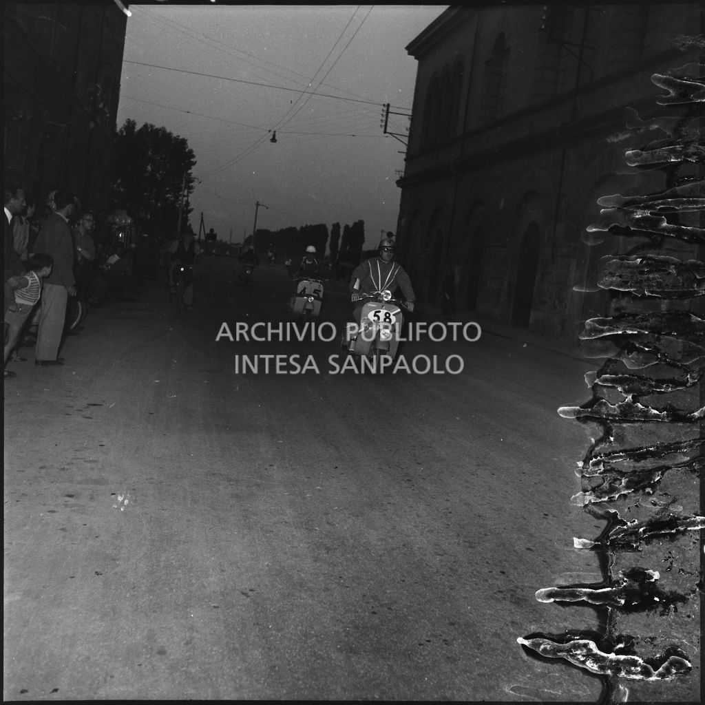 Un concorrente del Vespa Club di Nizza (numero di gara 58) e il concorrente Luigi Bonaldi del Vespa Club di Venezia (numero di gara 45) durante la competizione sportiva 1000 Km Vespistica del 1954<br>216561