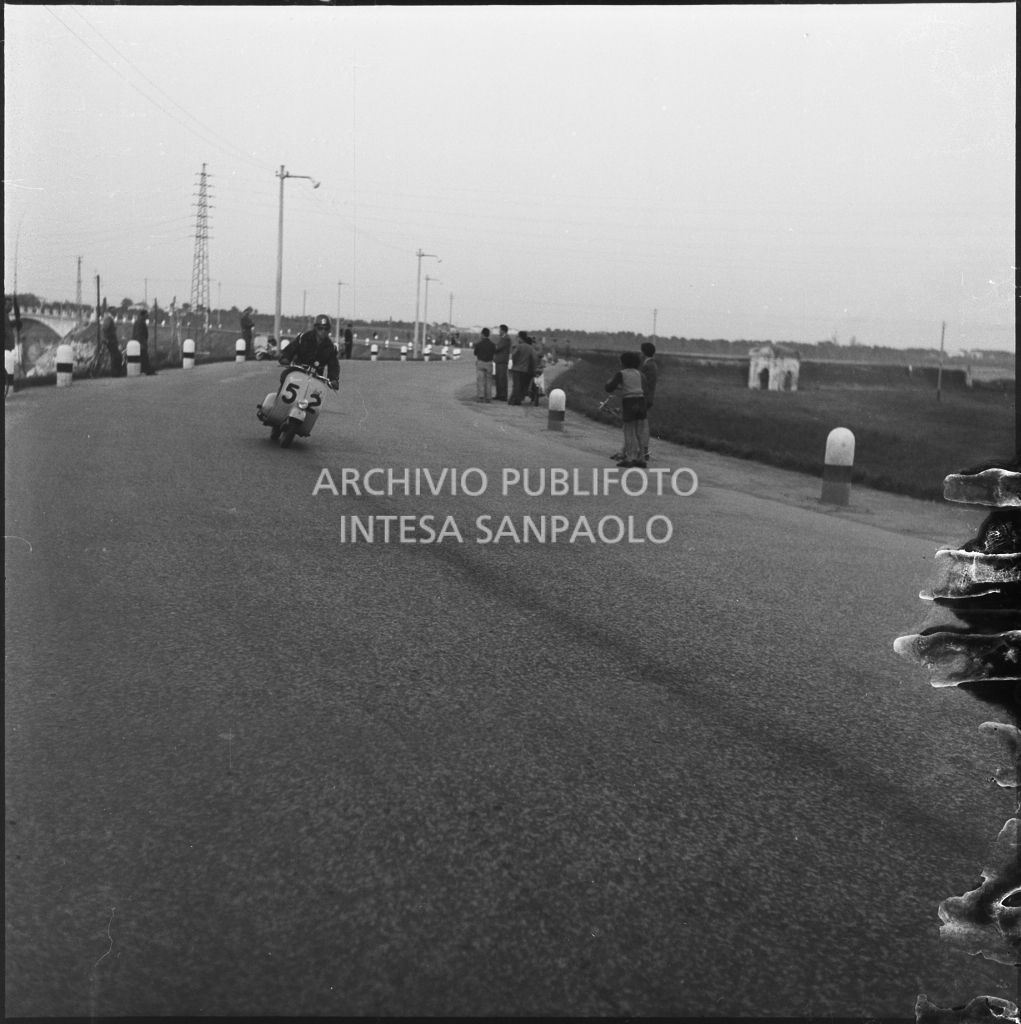 Il concorrente Benito Pagani del Vespa Club di Chiari (numero di gara 52) durante la competizione sportiva 1000 Km Vespistica del 1954<br>216562