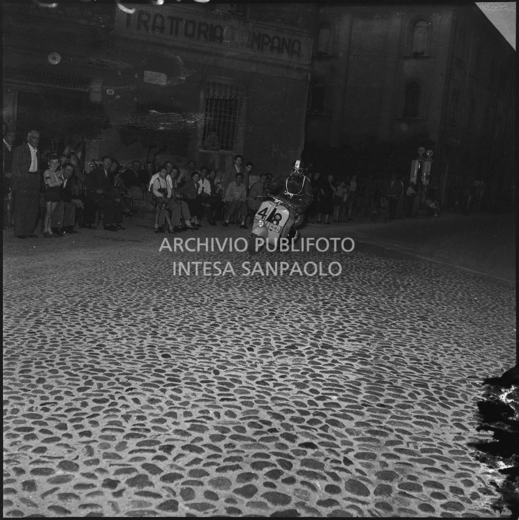 Il concorrente Dante Redaelli del Vespa Club di Lecco (numero di gara 48) durante la competizione sportiva 1000 Km Vespistica del 1954<br>216563