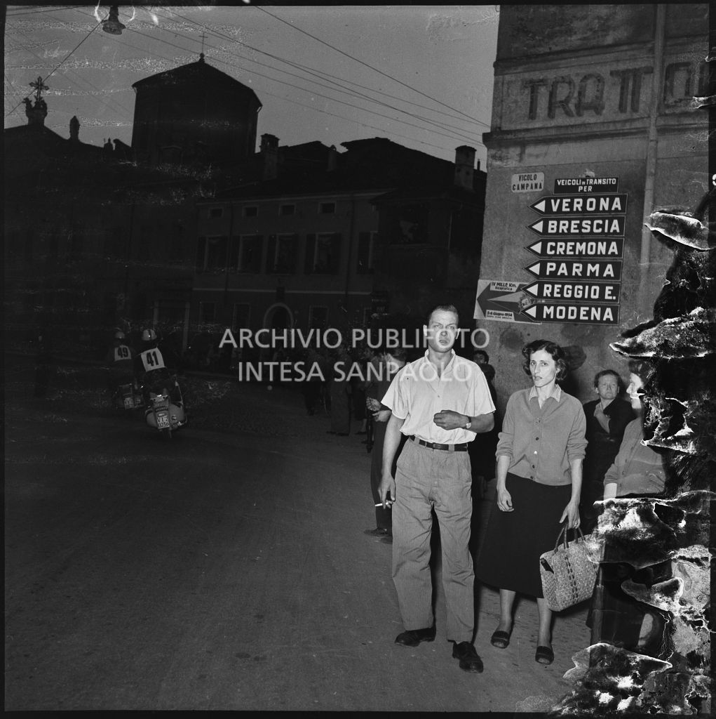 Alcuni spettatori durante la competizione sportiva 1000 Km Vespistica del 1954<br>216564