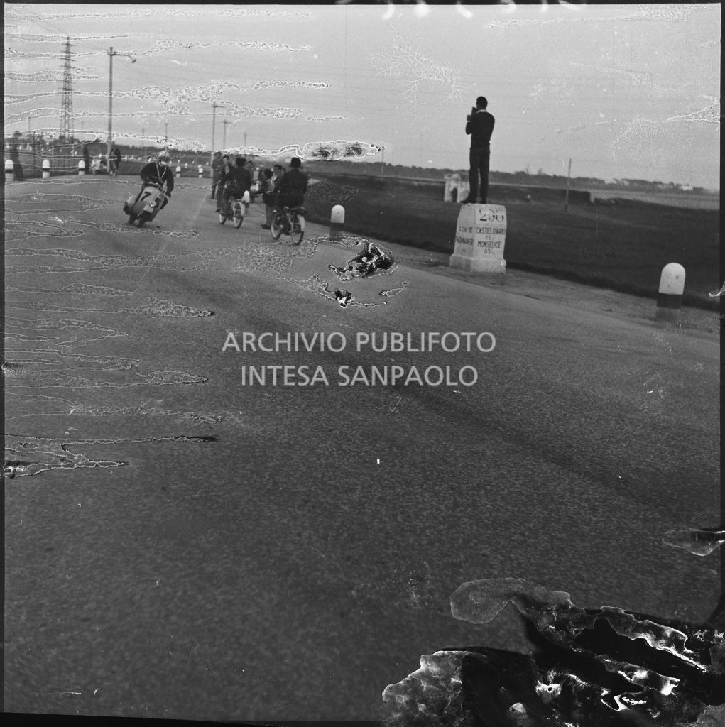 Un concorrente (numero di gara 75) nei pressi di Monselice durante la competizione sportiva 1000 Km Vespistica del 1954<br>216565