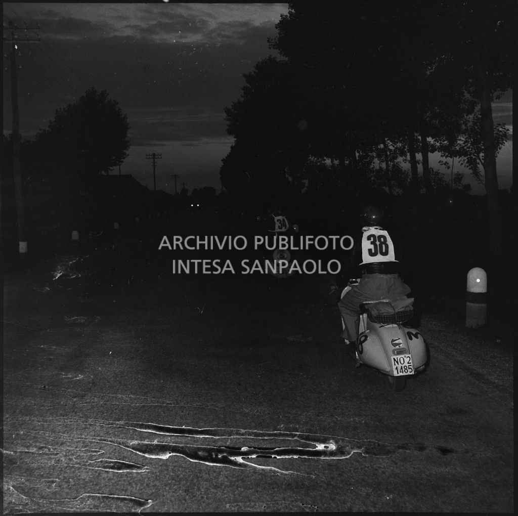 Il concorrente Hanry Bolternstern del Vespa Club di Svezia (numero di gara 34) e il concorrente Arnaldo Sapino del Vespa Club di Novara (numero di gara 38) durante la competizione sportiva 1000 Km Vespistica del 1954<br>216567