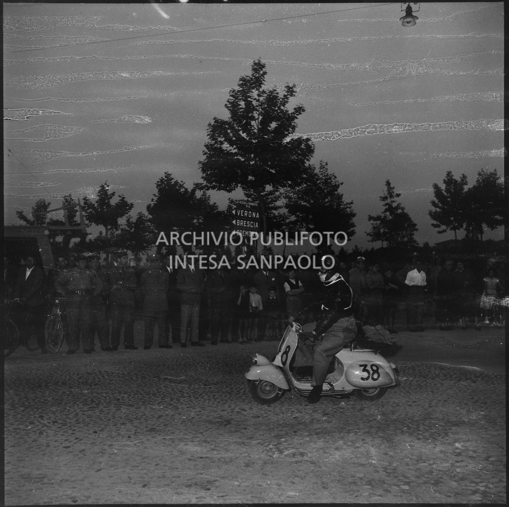 Il concorrente Arnaldo Sapino del Vespa Club di Novara (numero di gara 38) durante la competizione sportiva 1000 Km Vespistica del 1954<br>216569
