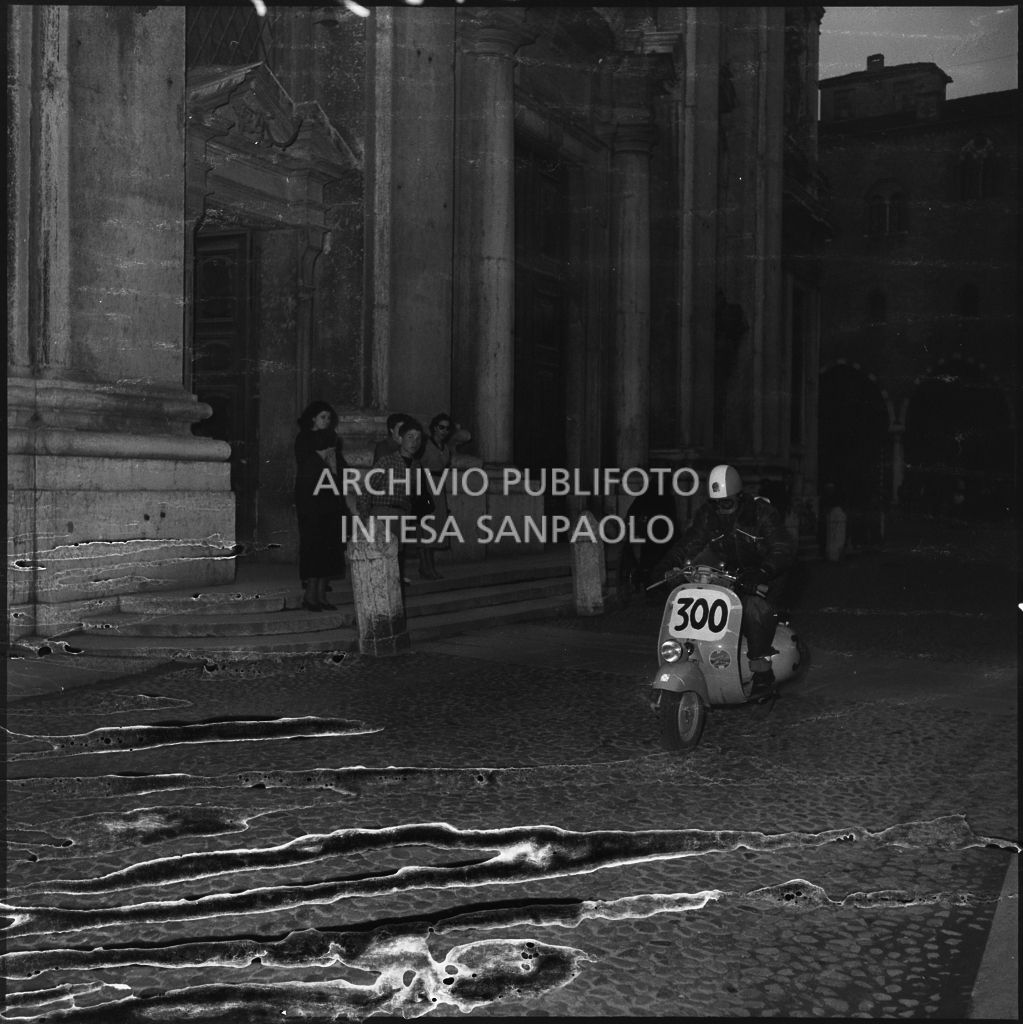 Il concorrente Remo Baldassari del Vespa Club di Marradi (numero di gara 300) durante la competizione sportiva 1000 Km Vespistica del 1954<br>216570