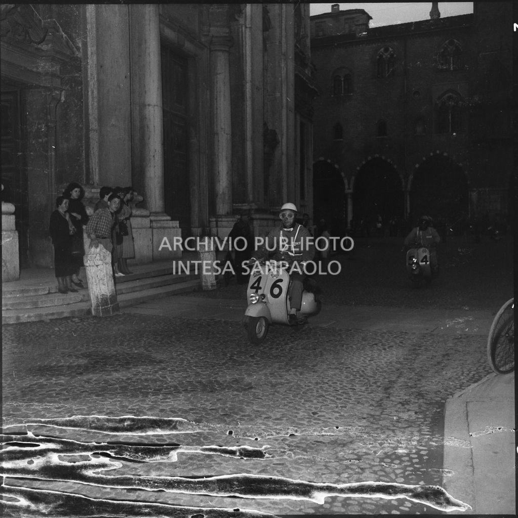 Il concorrente Italo Mosca del Vespa Club di Brescia (numero di gara 46) e il concorrente Ernesto Ruegger del Vespa Club di Ginevra (numero di gara 54) durante la competizione sportiva 1000 Km Vespistica del 1954<br>216571