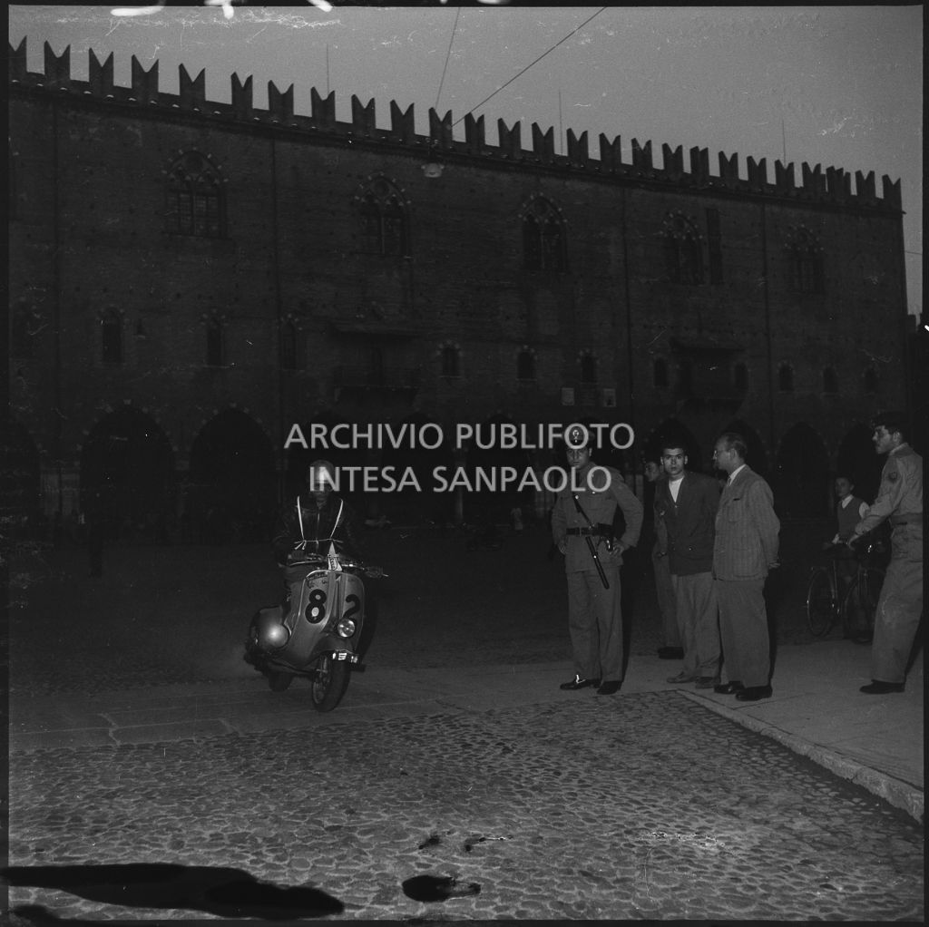 Un concorrente (numero di gara 82) durante la competizione sportiva 1000 Km Vespistica del 1954<br>216572