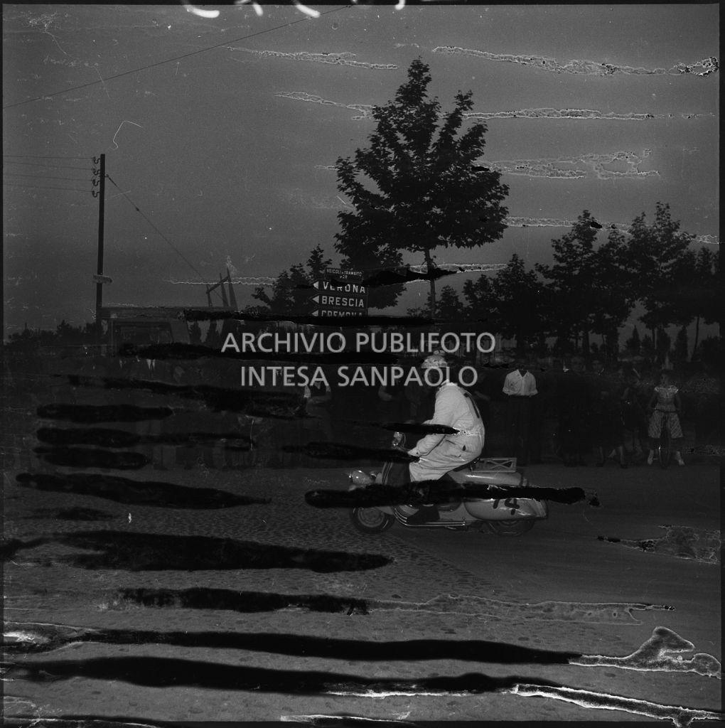 Un concorrente (numero di gara 74) durante la competizione sportiva 1000 Km Vespistica del 1954<br>216573