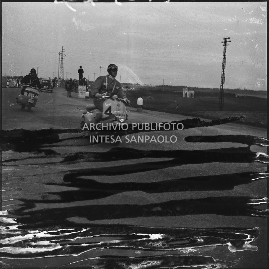 Un concorrente del Vespa Club di Verona (numero di gara 4) ed un'altro concorrente (numero di gara 17) durante la competizione sportiva 1000 Km Vespistica del 1954<br>216574