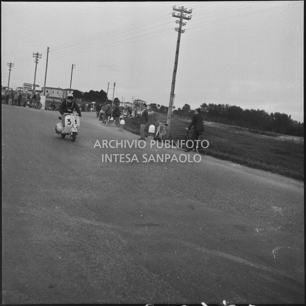 Il concorrente Mario Minini del Vespa Club di Brescia (numero di gara 31) durante la competizione sportiva 1000 Km Vespistica del 1954<br>216576