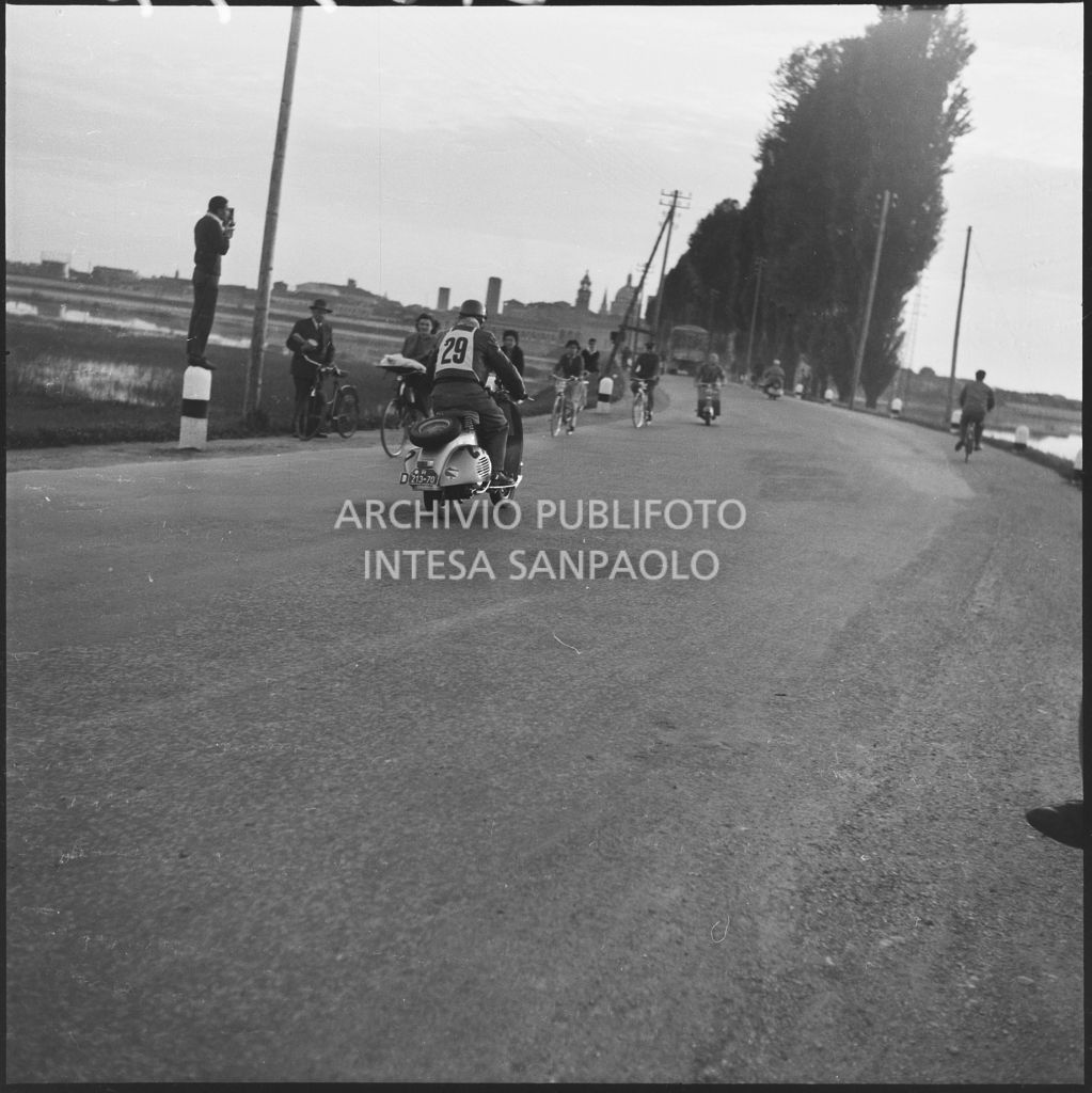 Il concorrente Scmaaf del Vespa Club di Dusseldorf (numero di gara 29) durante la competizione sportiva 1000 Km Vespistica del 1954<br>216577