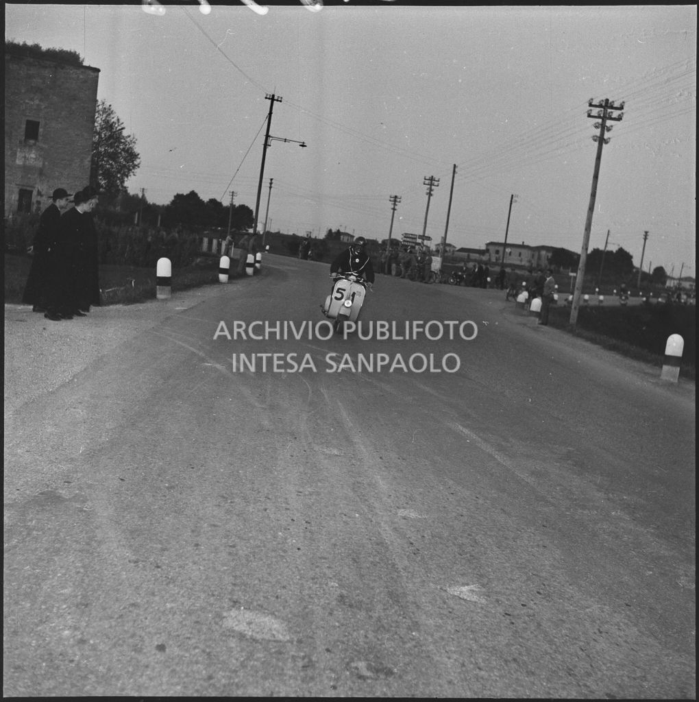 Il concorrente Ugo Bertoli del Vespa Club di Milano (numero di gara 51) durante la competizione sportiva 1000 Km Vespistica del 1954<br>216578