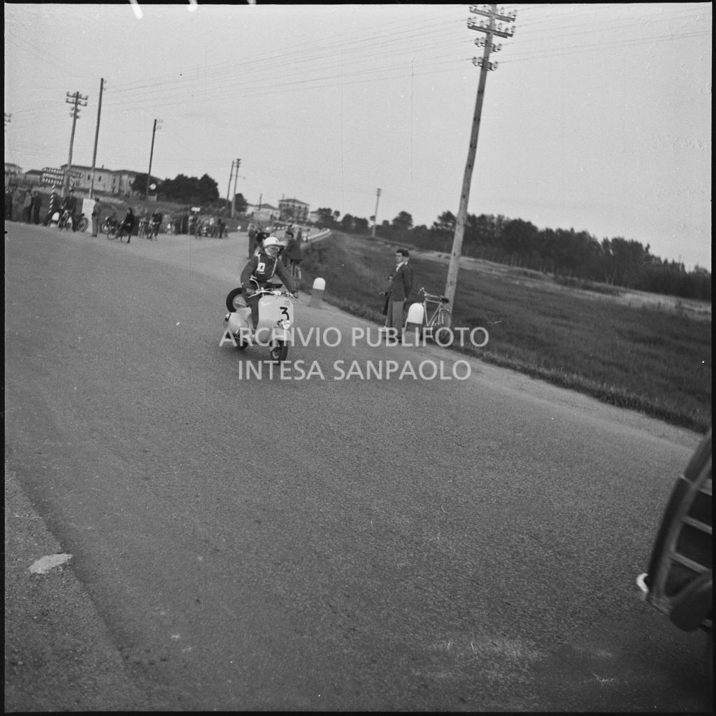 Un concorrente del Vespa Club di Padova (numero di gara 3) durante la competizione sportiva 1000 Km Vespistica del 1954<br>216579