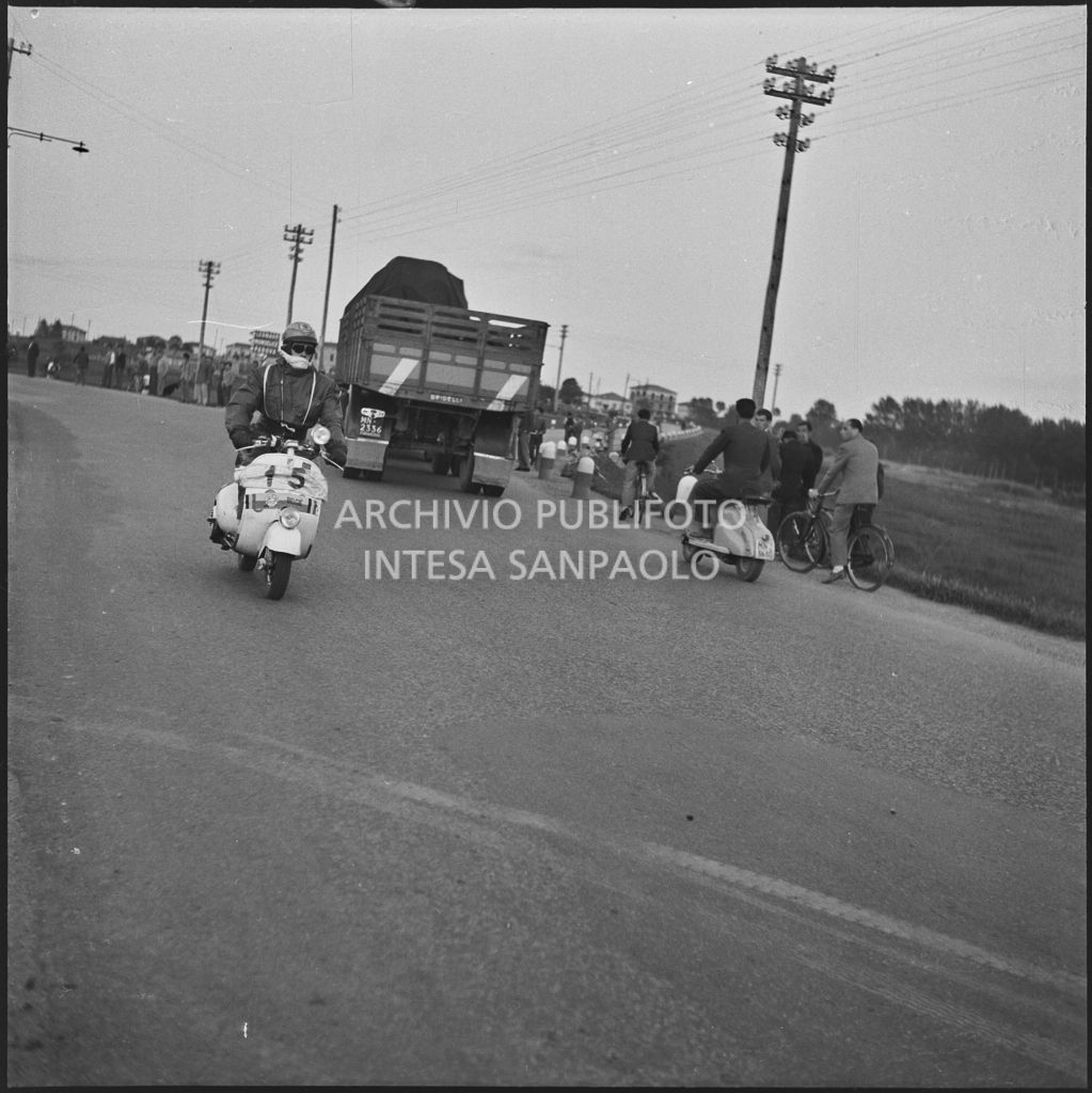Un concorrente del Vespa Club di Piadena (numero di gara 15) durante la competizione sportiva 1000 Km Vespistica del 1954<br>216580