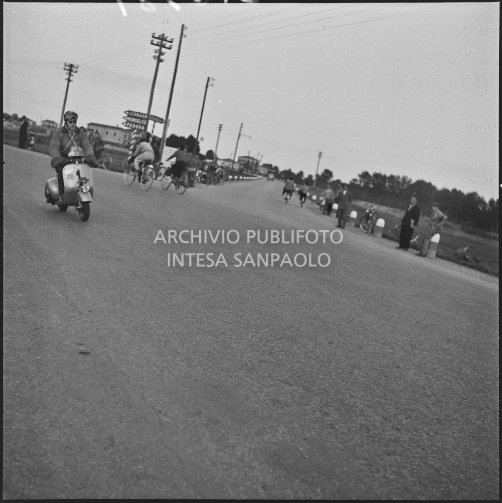 La concorrente Ada Pace del Vespa Club di Torino (numero di gara 1) durante la competizione sportiva 1000 Km Vespistica del 1954<br>216581
