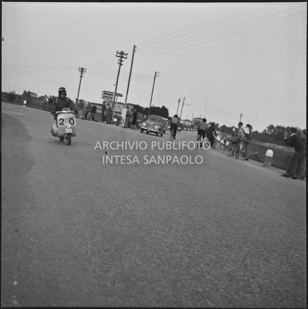 Il concorrente Arturo Capitano del Vespa Club di Cremona (numero di gara 20) durante la competizione sportiva 1000 Km Vespistica del 1954<br>216582