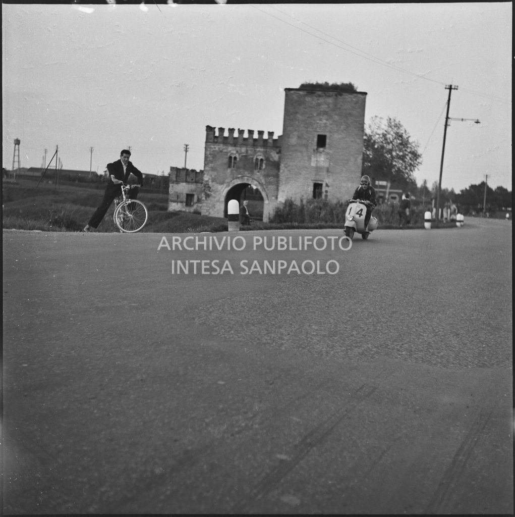 Un concorrente del Vespa Club di Novara (numero di gara 14) durante la competizione sportiva 1000 Km Vespistica del 1954<br>216583