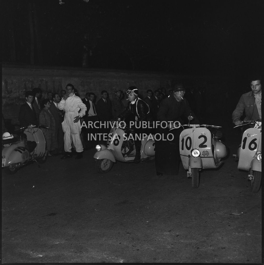 Momento di pausa dalla competizione sportiva 1000 Km Vespistica del 1954<br>216584