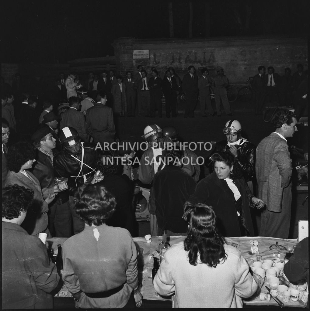 Momento di pausa dalla competizione sportiva 1000 Km Vespistica del 1954 lungo Corso Teresio Borsalino ad Alessandria<br>216585