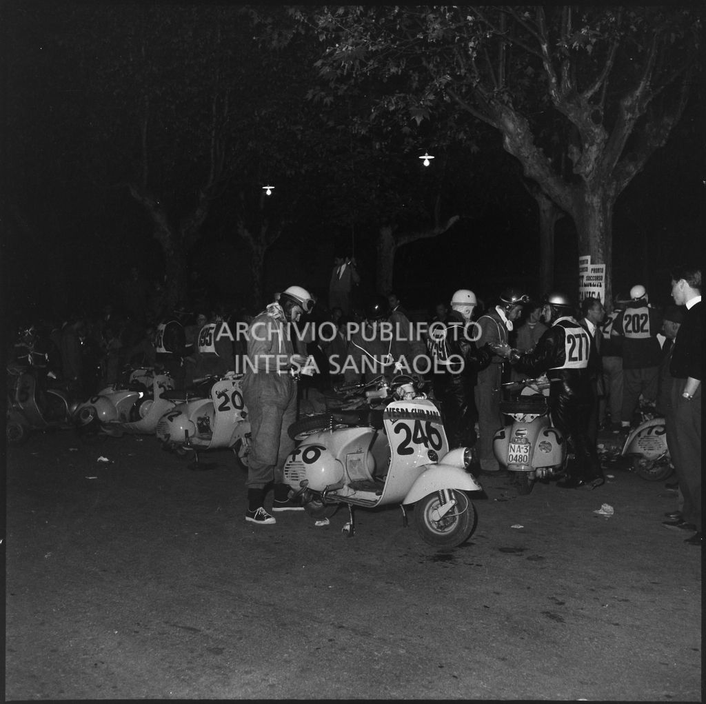 Momento di pausa durante la competizione sportiva 1000 Km Vespistica del 1954<br>216586