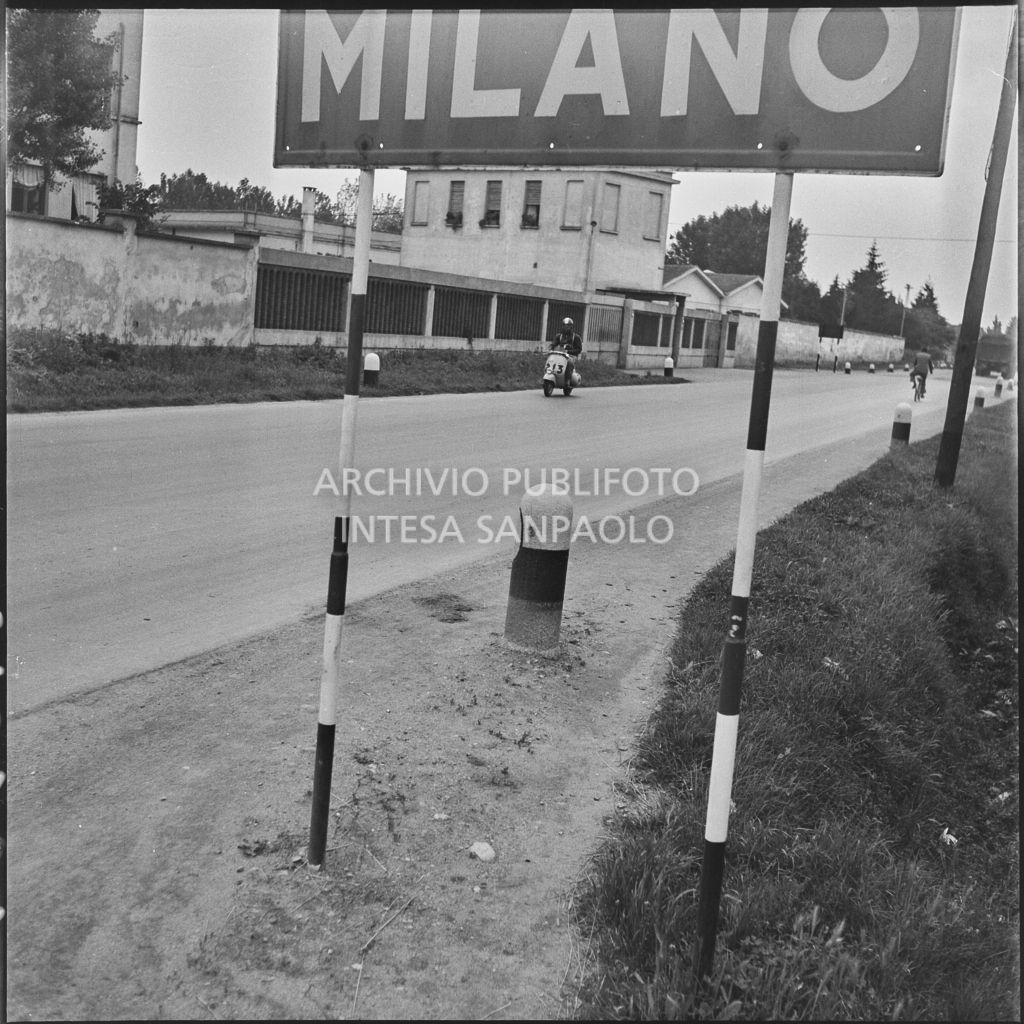 Un concorrente (numero di gara 213) a Milano durante la competizione sportiva 1000 Km Vespistica del 1954<br>216587