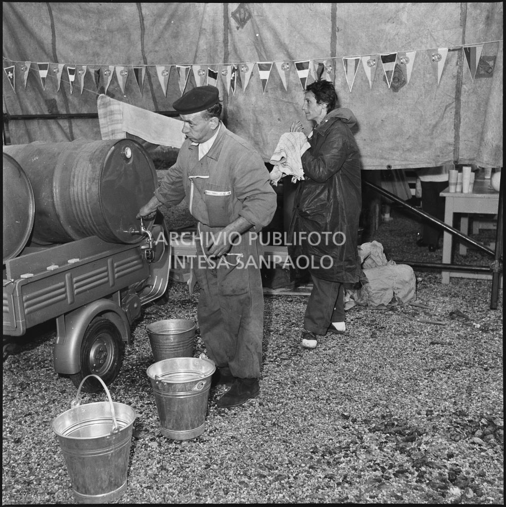 Una concorrente si lava le mani durante una pausa dalla competizione sportiva 1000 Km Vespistica del 1954<br>216588
