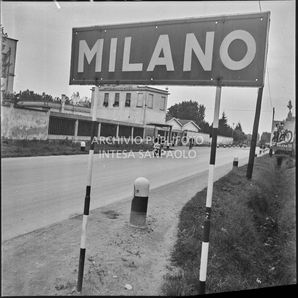 Un concorrente (numero di gara 208) a Milano durante la competizione sportiva 1000 Km Vespistica del 1954<br>216589