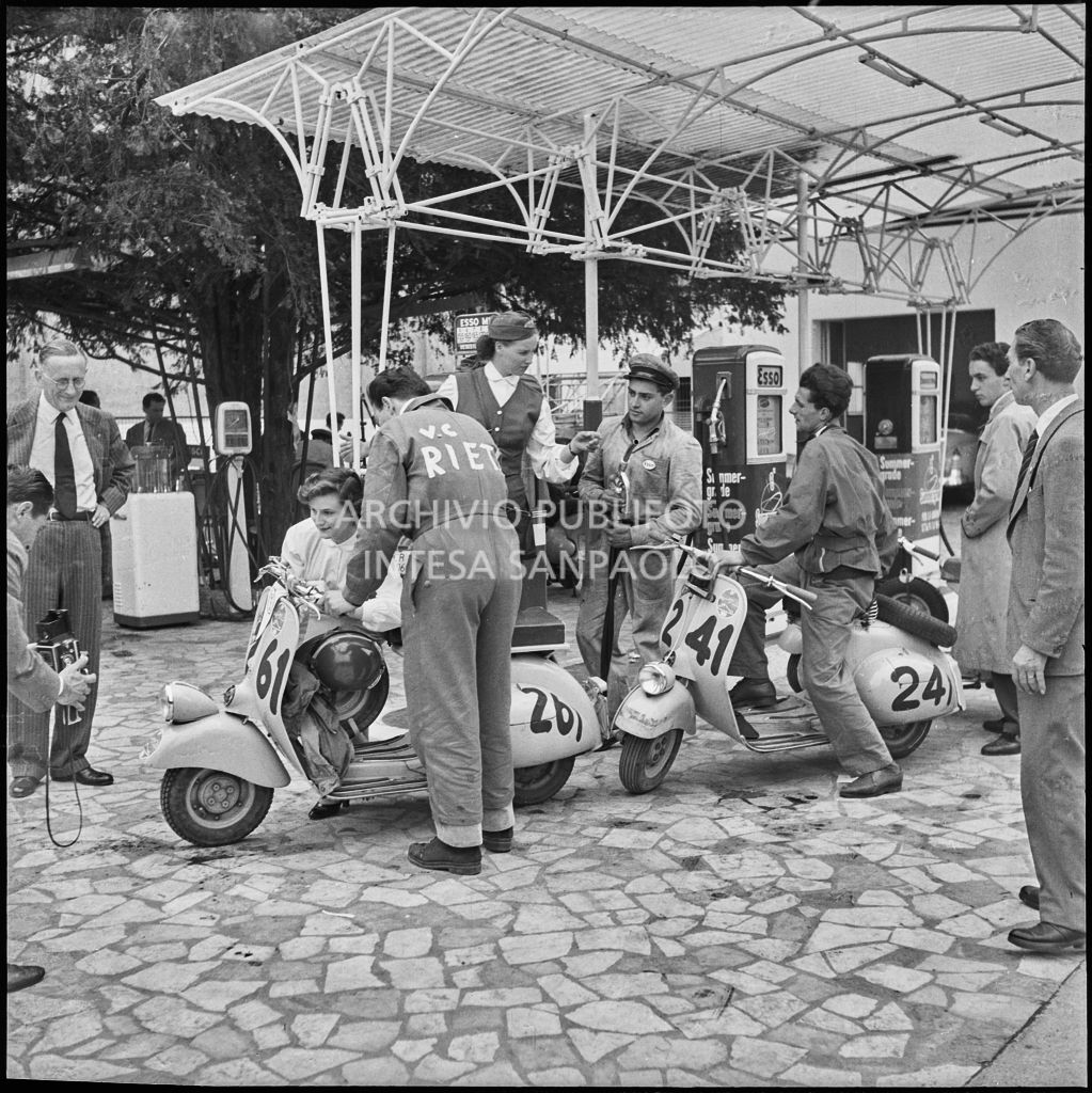 Rifornimento durante la competizione sportiva 1000 Km Vespistica del 1954<br>216591