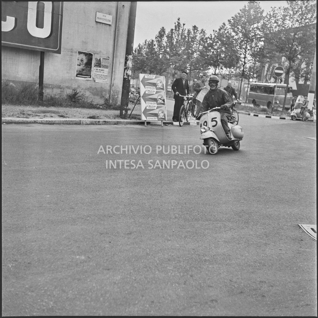 Un concorrente (numero di gara 195) durante la competizione sportiva 1000 Km Vespistica del 1954<br>216592