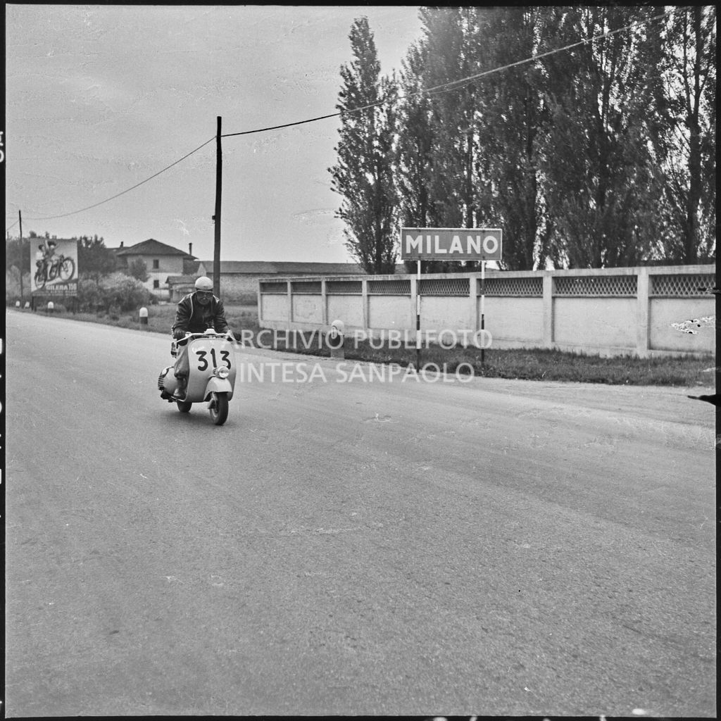 Il concorrente Piero Redaelli del Vespa Club di Desio (numero di gara 313) a Milano durante la competizione sportiva 1000 Km Vespistica del 1954<br>216593