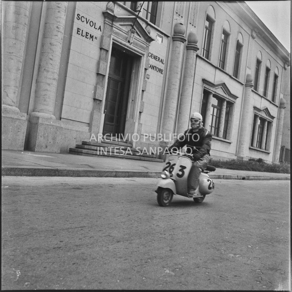 Un concorrente (numero di gara 263) durante la competizione sportiva 1000 Km Vespistica del 1954<br>216594