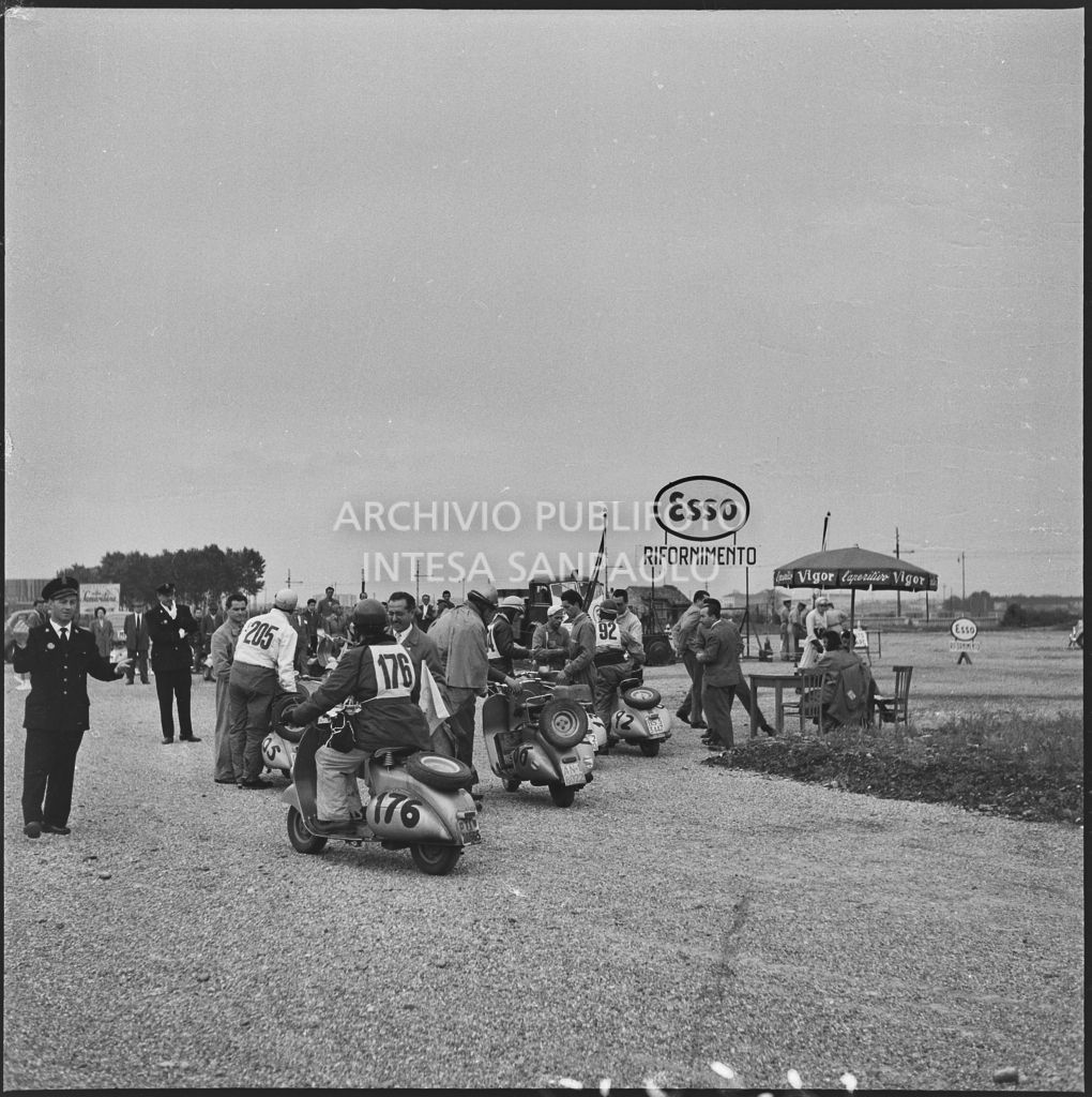 Rifornimento e pausa dalla competizione sportiva 1000 Km Vespistica del 1954<br>216595