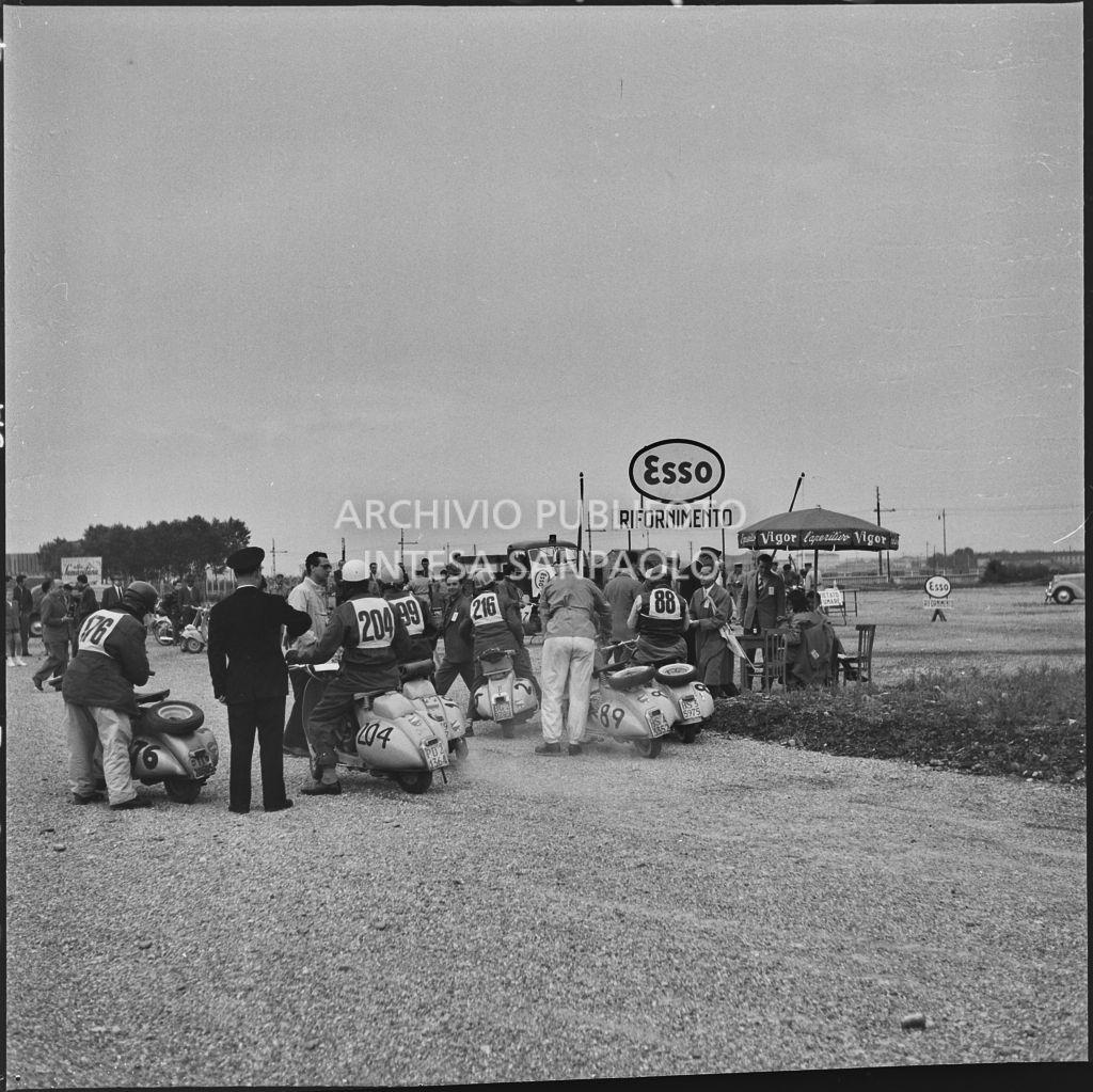 Rifornimento e pausa dalla competizione sportiva 1000 Km Vespistica del 1954<br>216596