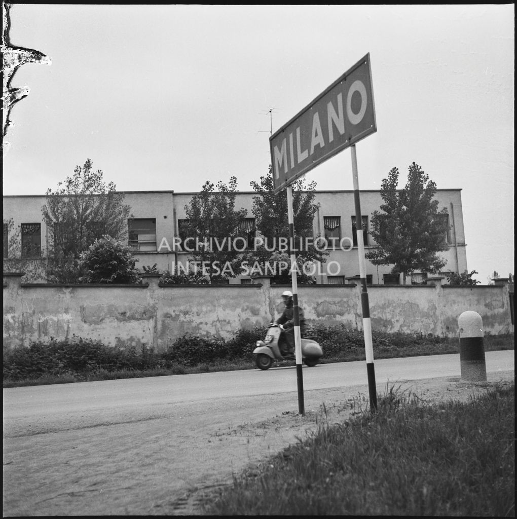 Un concorrente a Milano durante la competizione sportiva 1000 Km Vespistica del 1954<br>216597