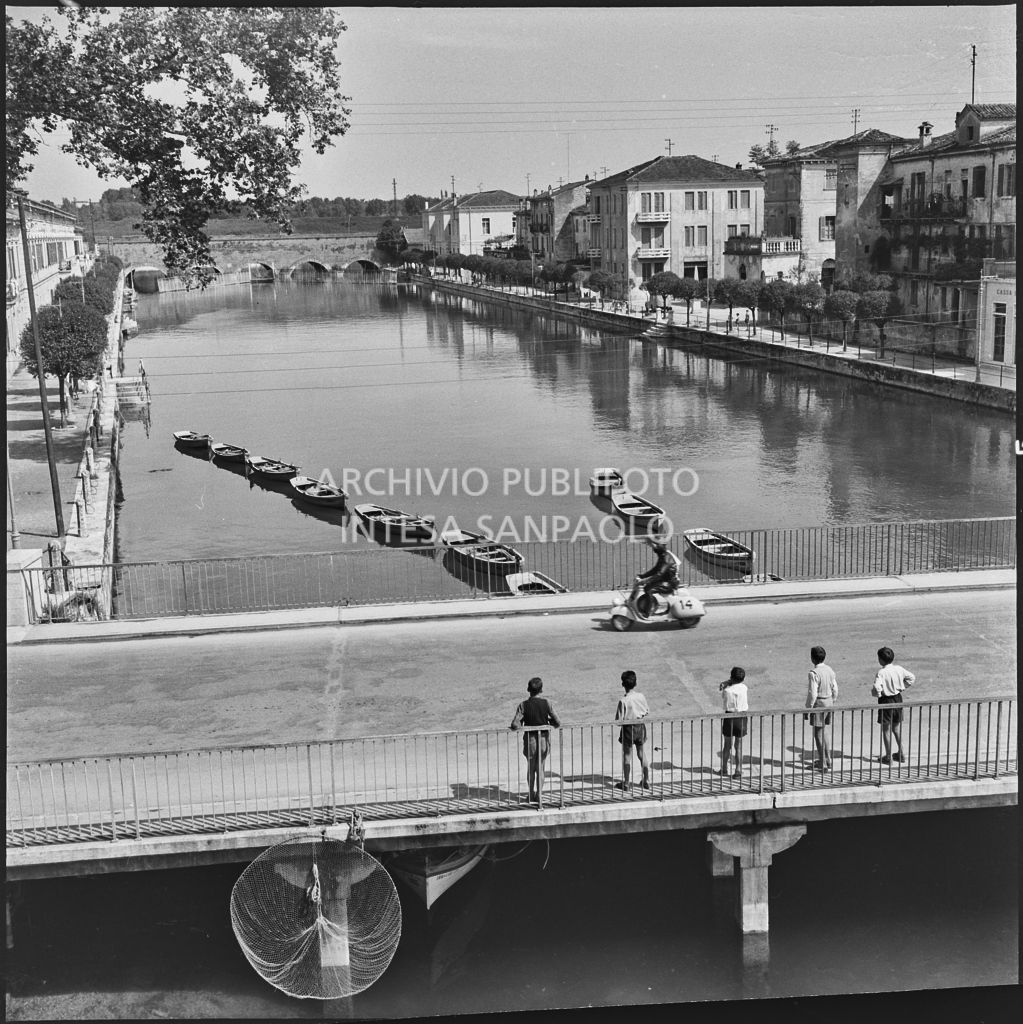 Un concorrente del Vespa Club di Novara (numero di gara 14) a Peschiera del Garda durante la competizione sportiva 1000 Km Vespistica del 1954<br>216599