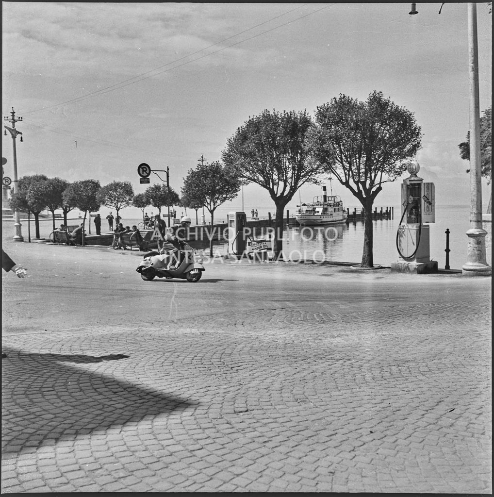 Un concorrente a Peschiera del Garda durante la competizione sportiva 1000 Km Vespistica del 1954<br>216600