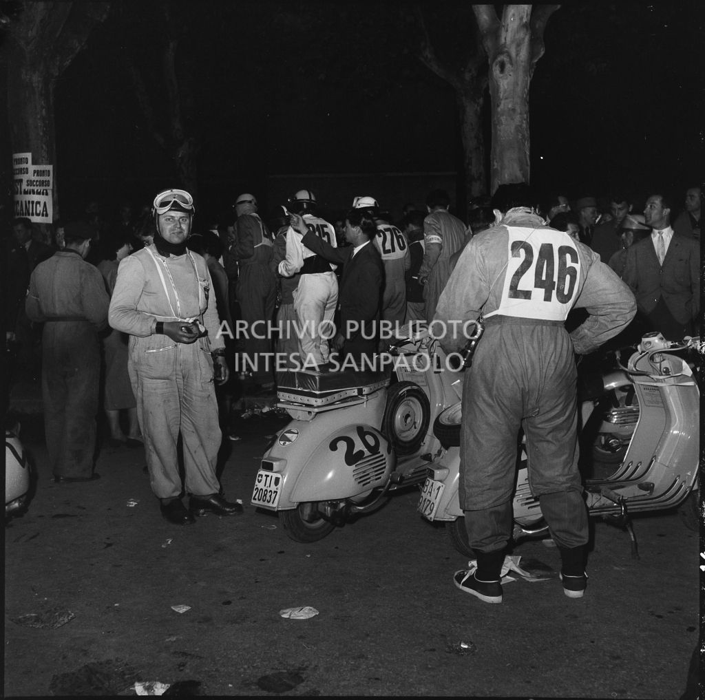 Momento di pausa dalla competizione sportiva 1000 Km Vespistica del 1954<br>216601