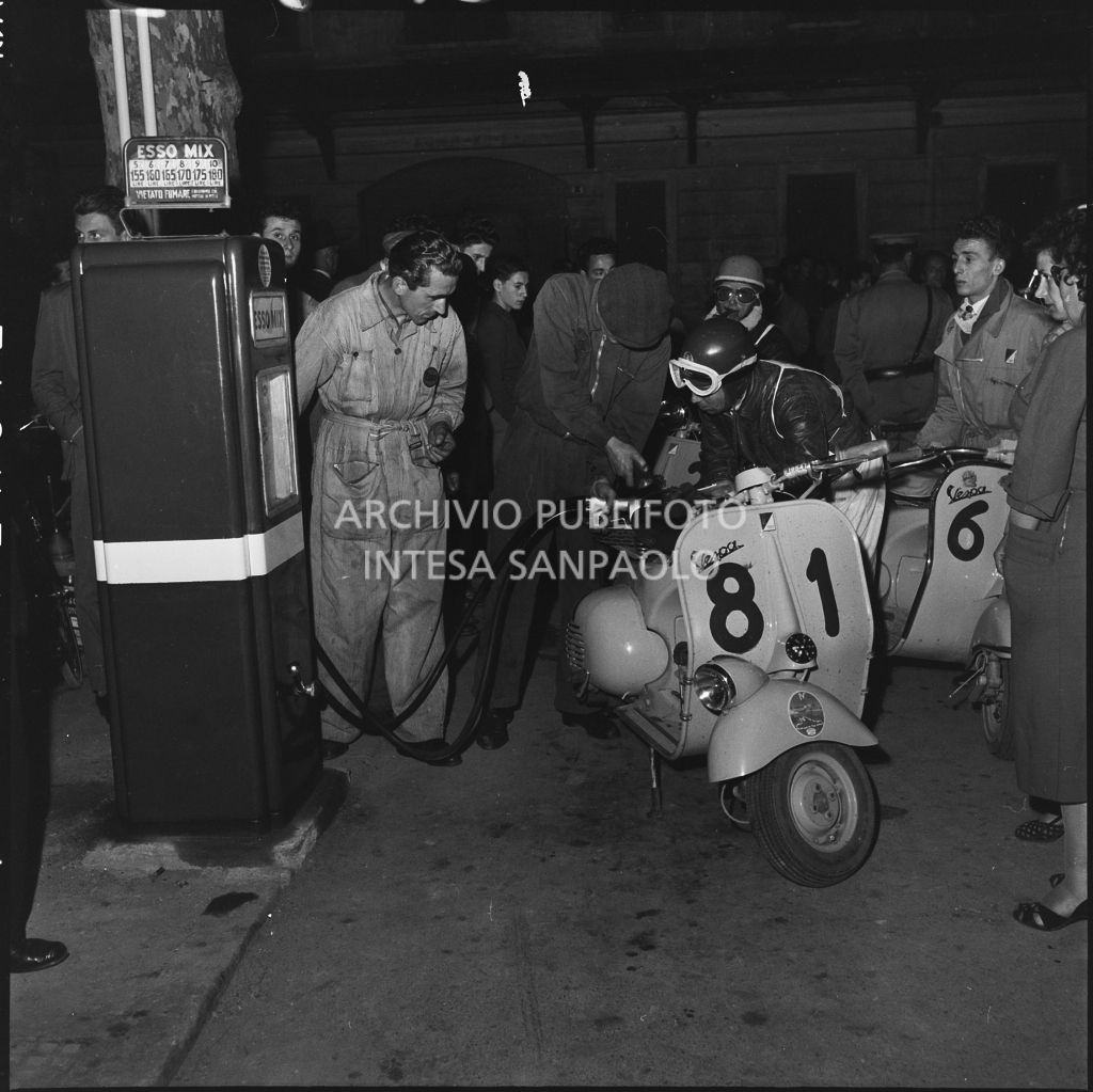 Rifornimento alla Vespa di un concorrente (numero di gara 81) durante la competizione sportiva 1000 Km Vespistica del 1954<br>216603