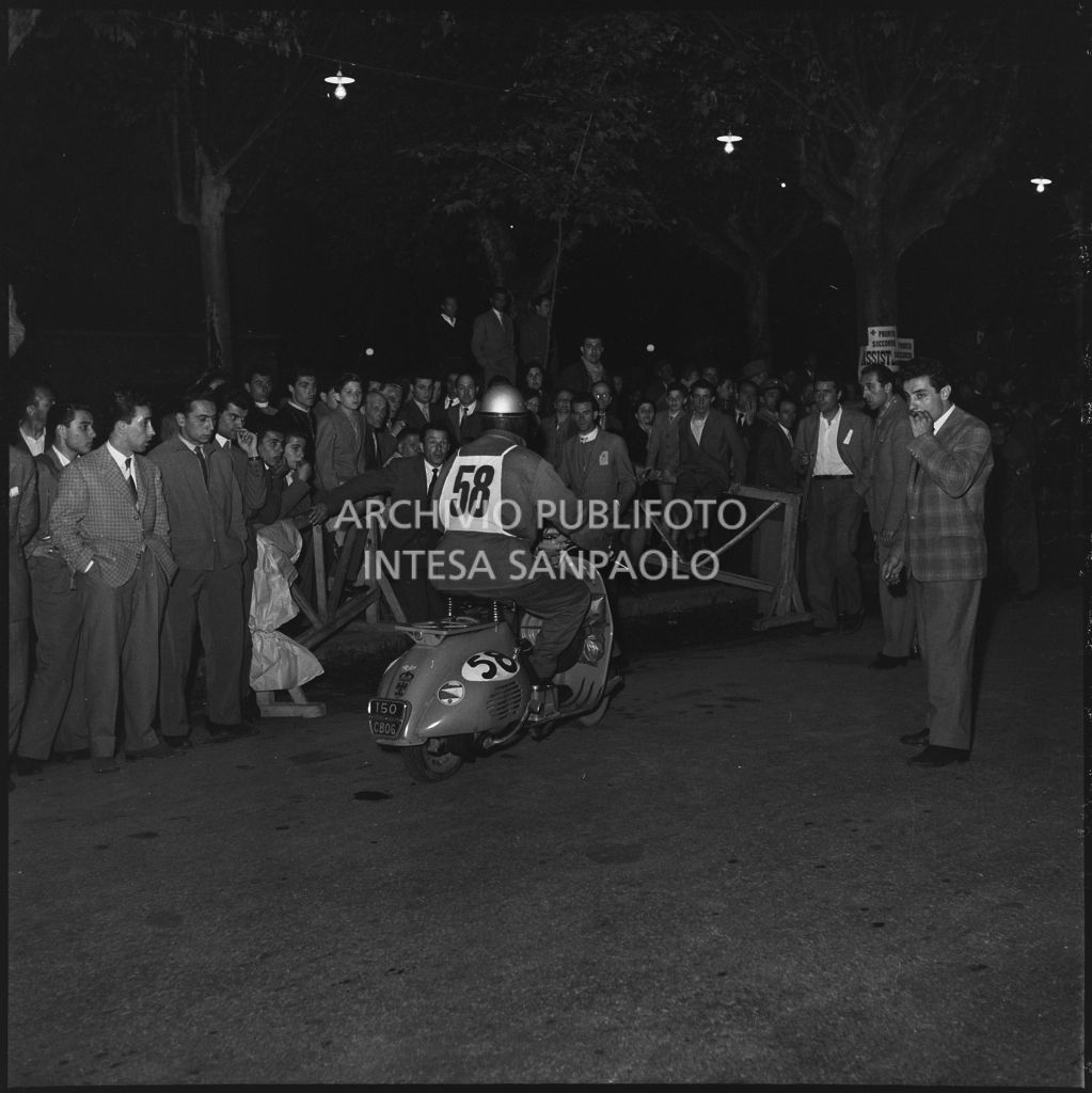 Arrivo di un concorrente del Vespa Club di Nizza (numero di gara 58) al controllo tempi della competizione sportiva 1000 Km Vespistica del 1954<br>216604