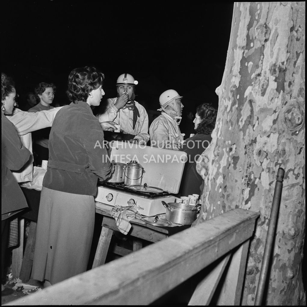 Punto ristoro per i concorrenti della competizione sportiva 1000 Km Vespistica del 1954<br>216606