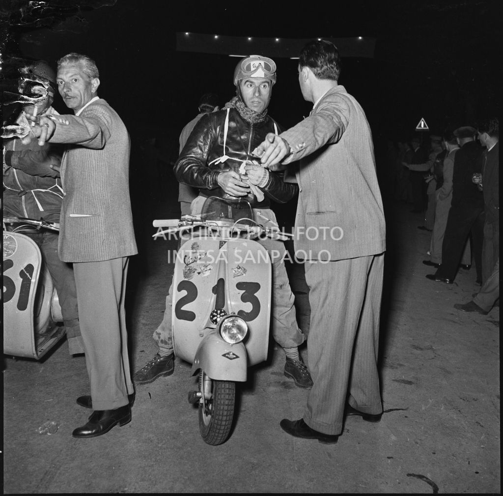 Arrivo di un concorrente (numero di gara 213) al controllo tempi della competizione sportiva 1000 Km Vespistica del 1954<br>216608