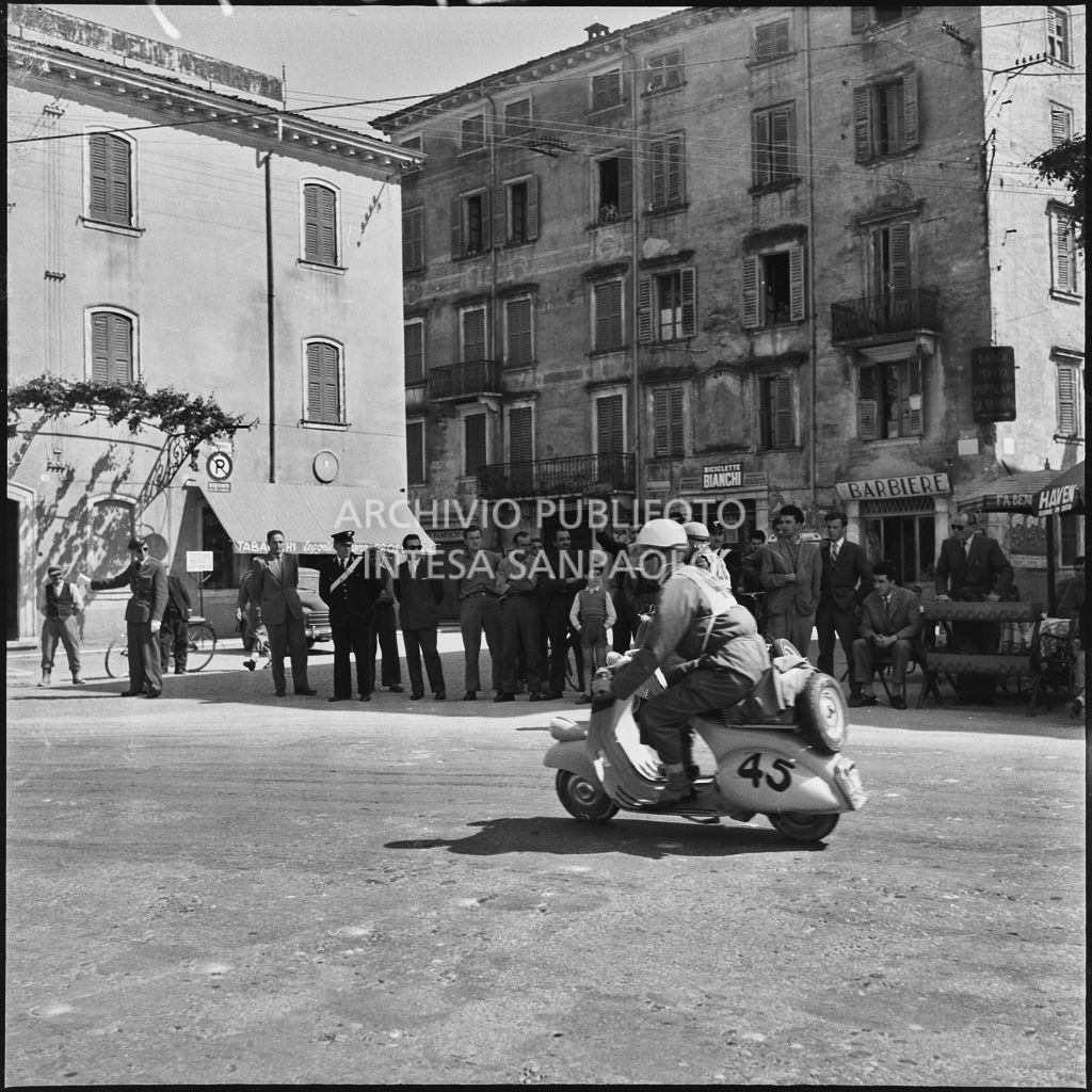 Il concorrente Luigi Bonaldi del Vespa Club di Venezia (numero di gara 45) a Peschiera del Garda durante la competizione sportiva 1000 Km Vespistica del 1954<br>216611
