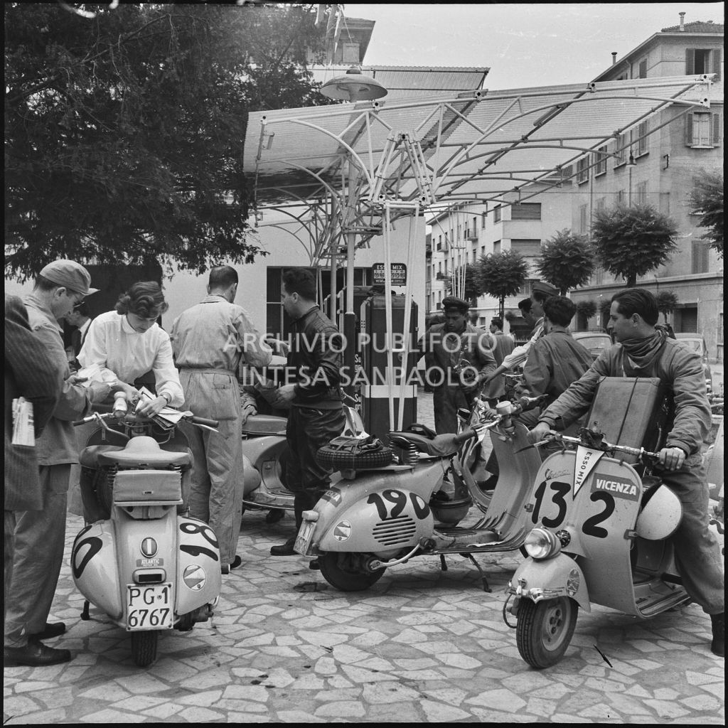 Rifornimento e pausa dalla competizione sportiva 1000 Km Vespistica del 1954<br>216613