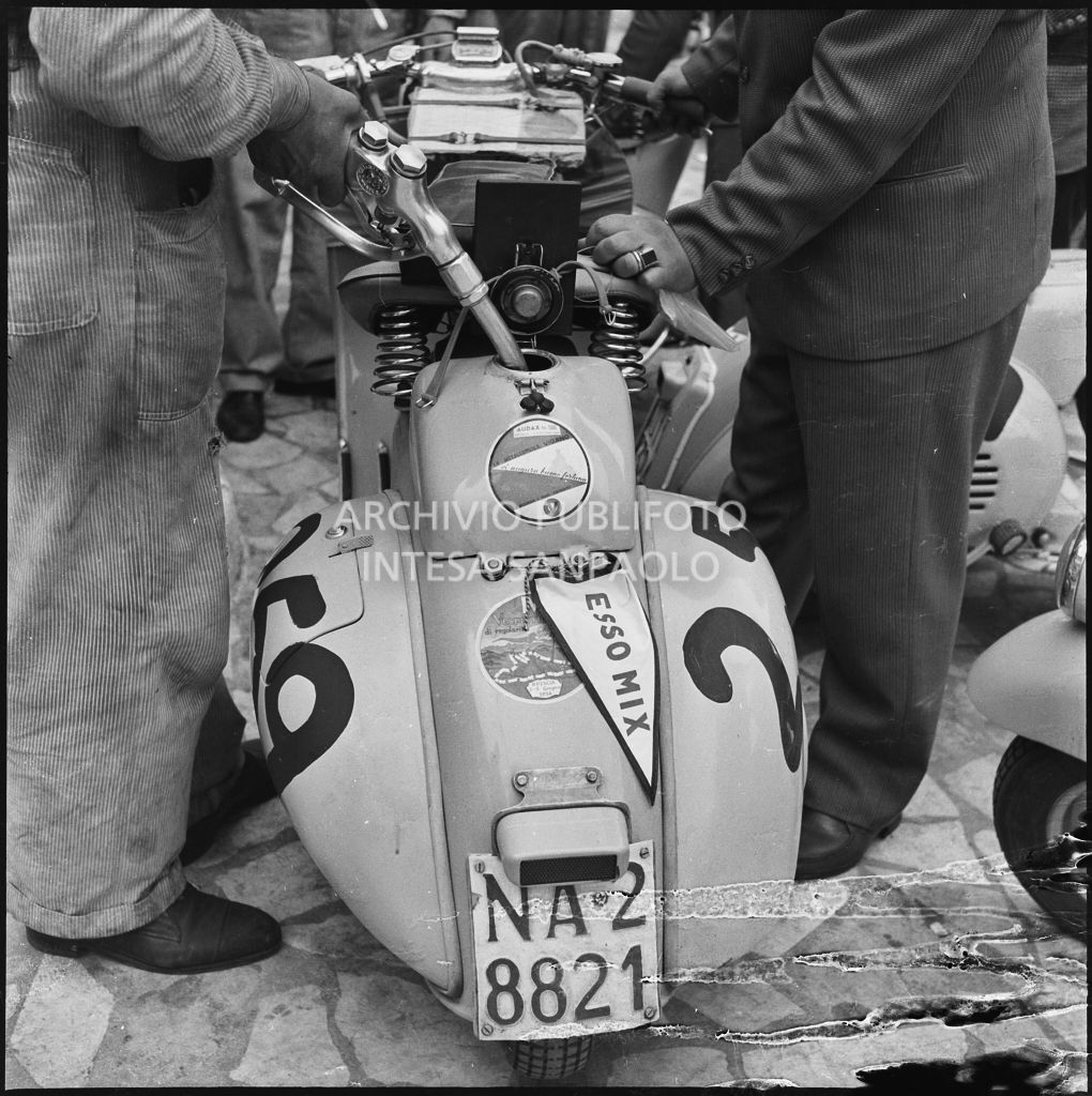 Rifornimento alla Vespa di un concorrente (numero di gara 259) durante la competizione sportiva 1000 Km Vespistica del 1954<br>216614